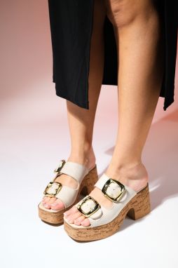 LuviShoes SLAPY Béžové Semišové Dámske Šľapky na Platforme so Zlatou Prackou