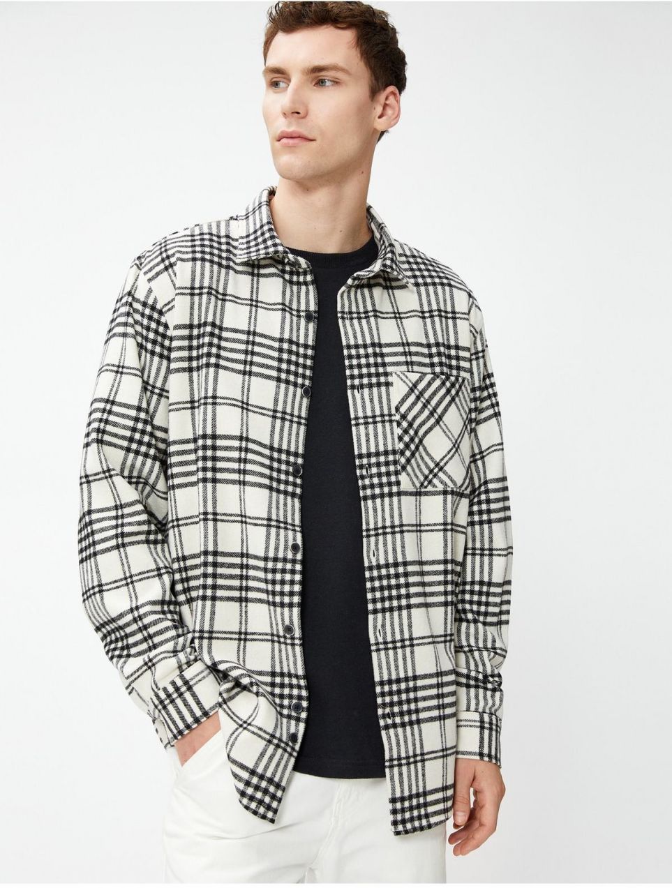 Košeľa Koton Lumberjack s klasickým golierom, detailom vrecka a dlhými rukávmi.