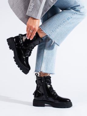 Black lacquered workers with Shelvt chain