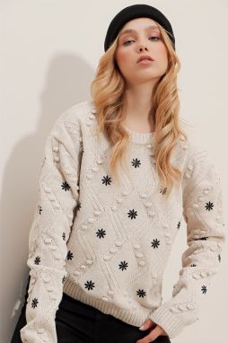Trend Alaçatı Stili Women's Beige Crew Neck Motif Embroidered Knitwear Sweater
