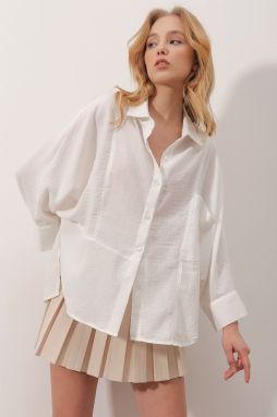 Trend Alaçatı Štýl Dámska Biela Košeľa s Jedným Vreckom, Detailmi Šitia, Netopierími Rukávmi a Oversized Strihom z Ľanu