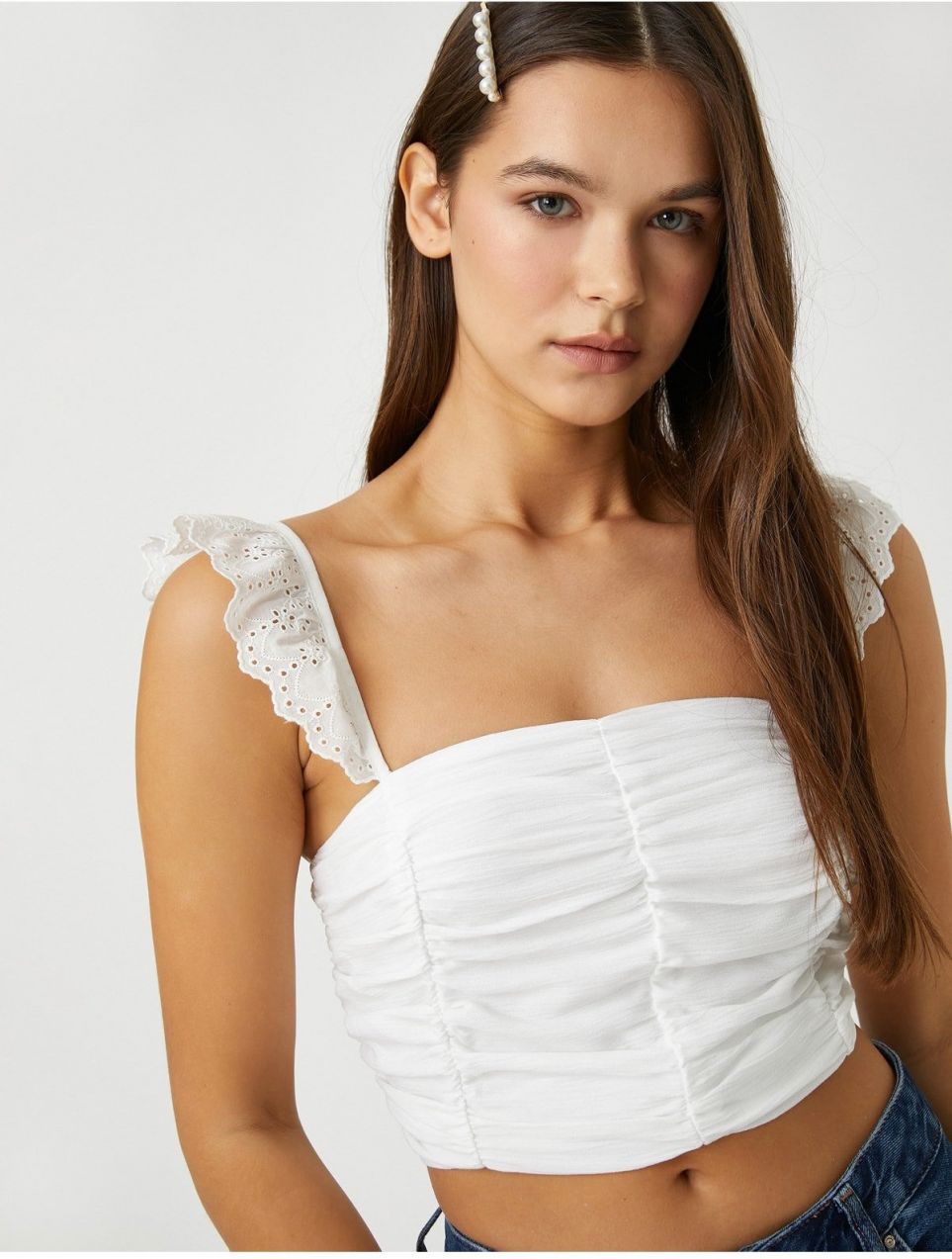 Koton Crop Top s Vyšívanými Volánovými Ramienkami, Detailmi a Plisovaným Štvorcovým Golierom