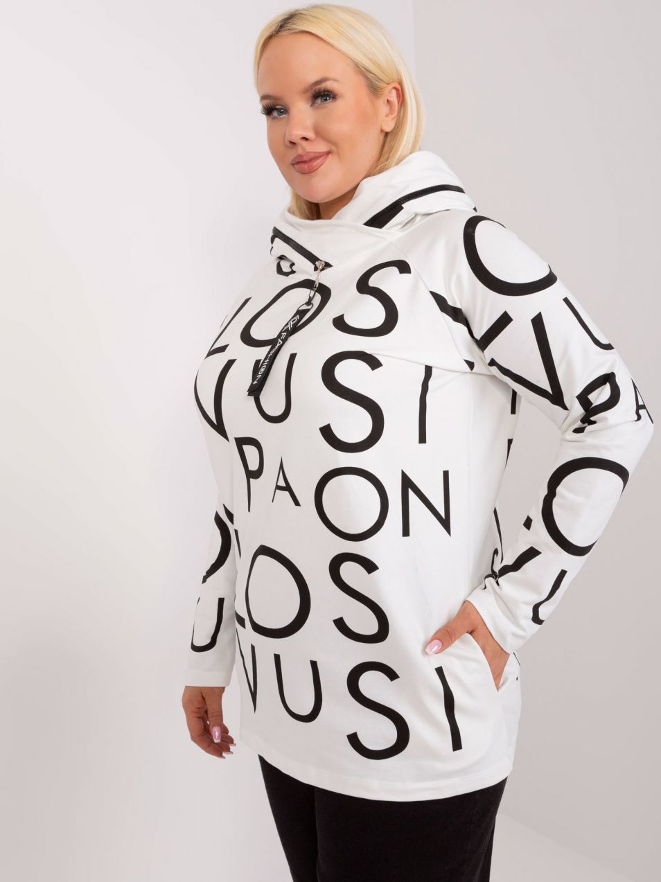 Ecru plus size sweatshirt with zipper on the hood