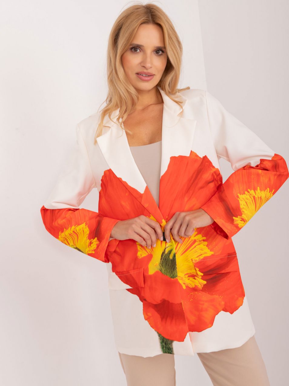Cream single-breasted blazer with print