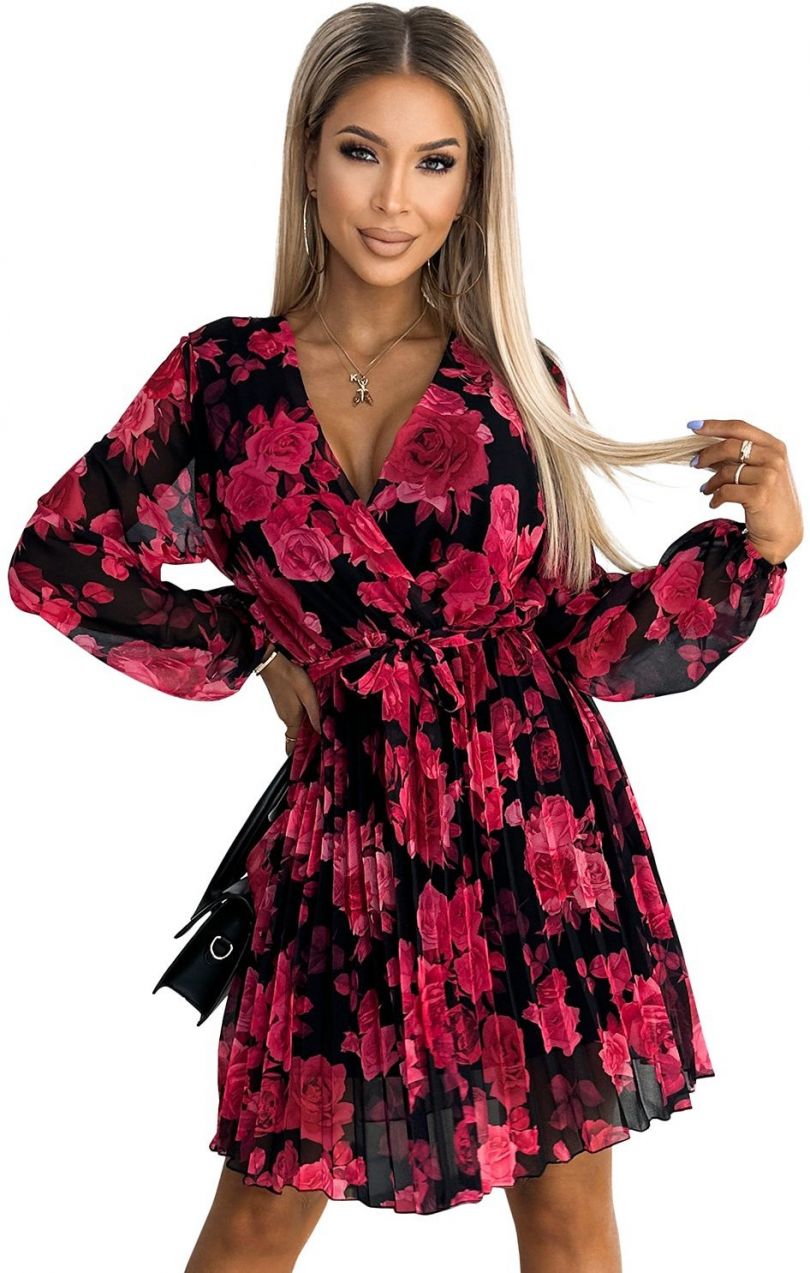 Pleated dress with a neckline, long sleeves and Numoco belt