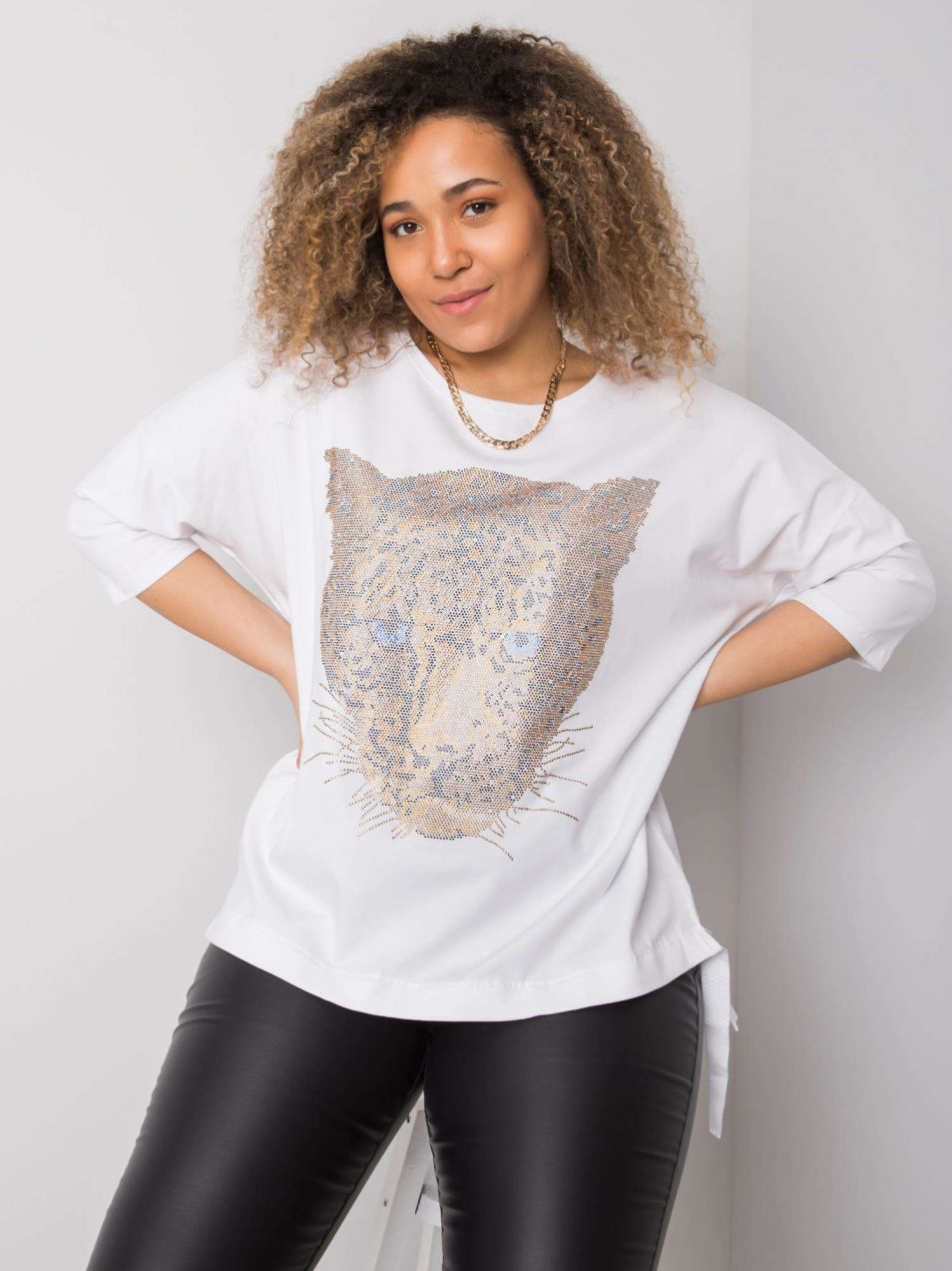 Oversized women's blouse with white appliqué