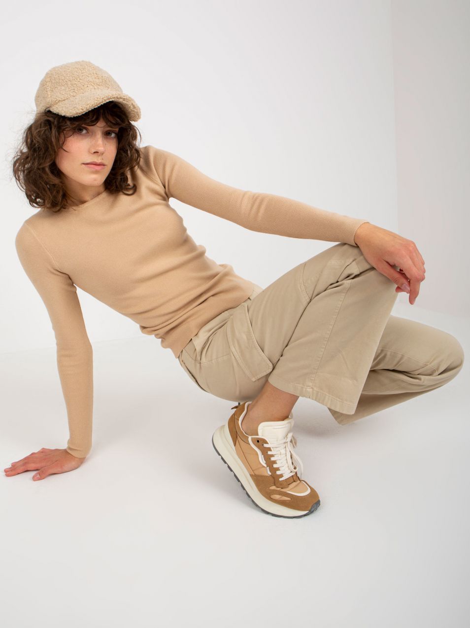 Camel smooth classic sweater with a round neckline