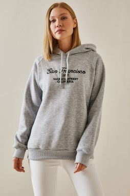 Šedá mikina s kapucňou a detailom textu XHAN