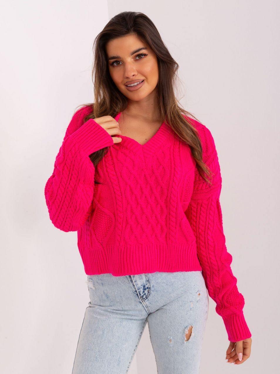 Short fuchsia sweater with cables