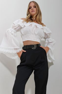 Trend Alaçatı Stili Women's White Madonna Collar Ruffle Detailed Guipure Detailed Flamed Linen Crop Blouse