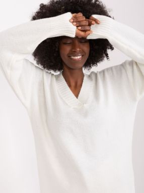 Ecru smooth classic sweater with neckline