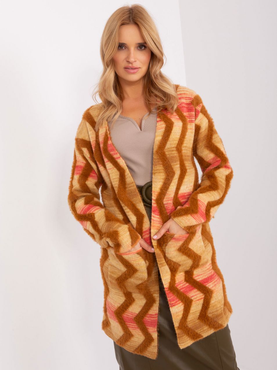 Camel pattern cardigan without fastening