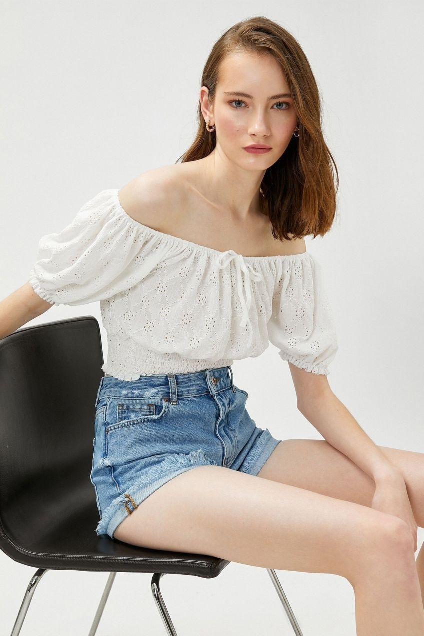 Koton Dámsky vyšívaný gippean crop top s odhalenými ramenami 3sak70022ek