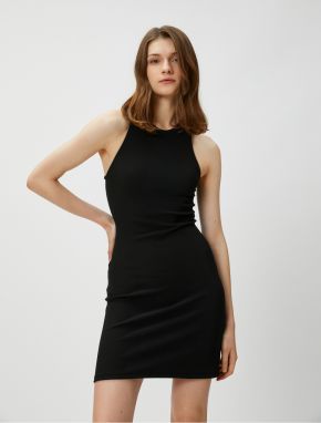 Mini šaty s halter výstrihom, priliehavý strih