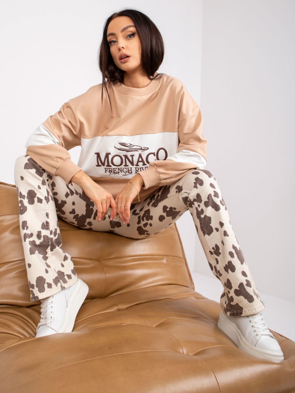 Beige sweatshirt with Bethany