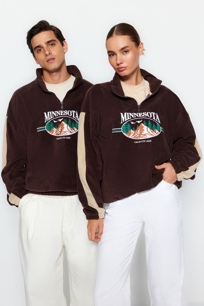 Trendyol hnedá unisex oversize/široký strih vysoký golier mestská výšivka flísová mikina