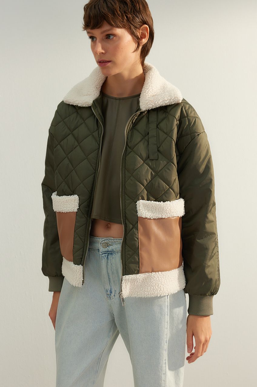Trendyol limitovaná edícia khaki oversize prešívaného kabáta