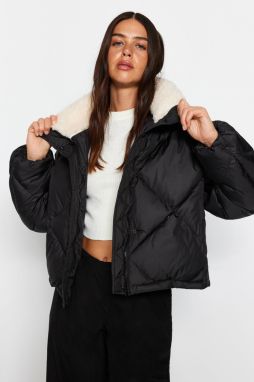 Trendyol Black oversized plyšový golier detailný, vodoodpudivý nafukovací kabát