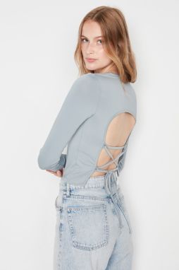 Sivá priliehavá pletená blúzka s detailom na chrbte a pružným strihom od značky Trendyol