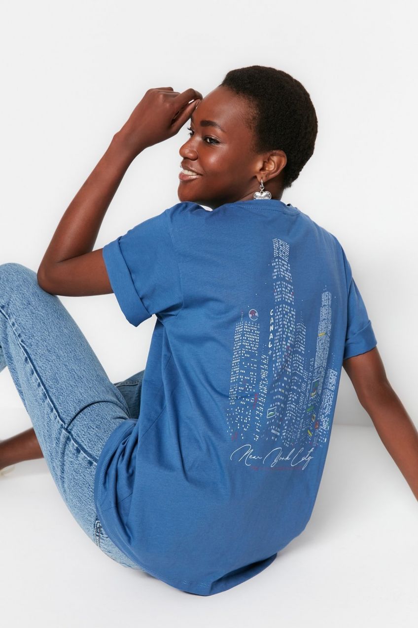 Trendyol Indigo 100% Bavlna Potlačené na chrbte Boyfriend Fit Tričko s okrúhlym výstrihom
