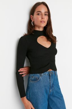 Trendyol čierny crop sveter s výrezmi a detailmi pleteniny