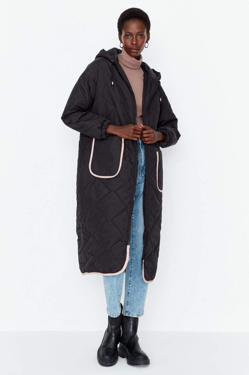 Trendyol Čierne oversized vrecko s kapucňou detailne prešívaný kabát