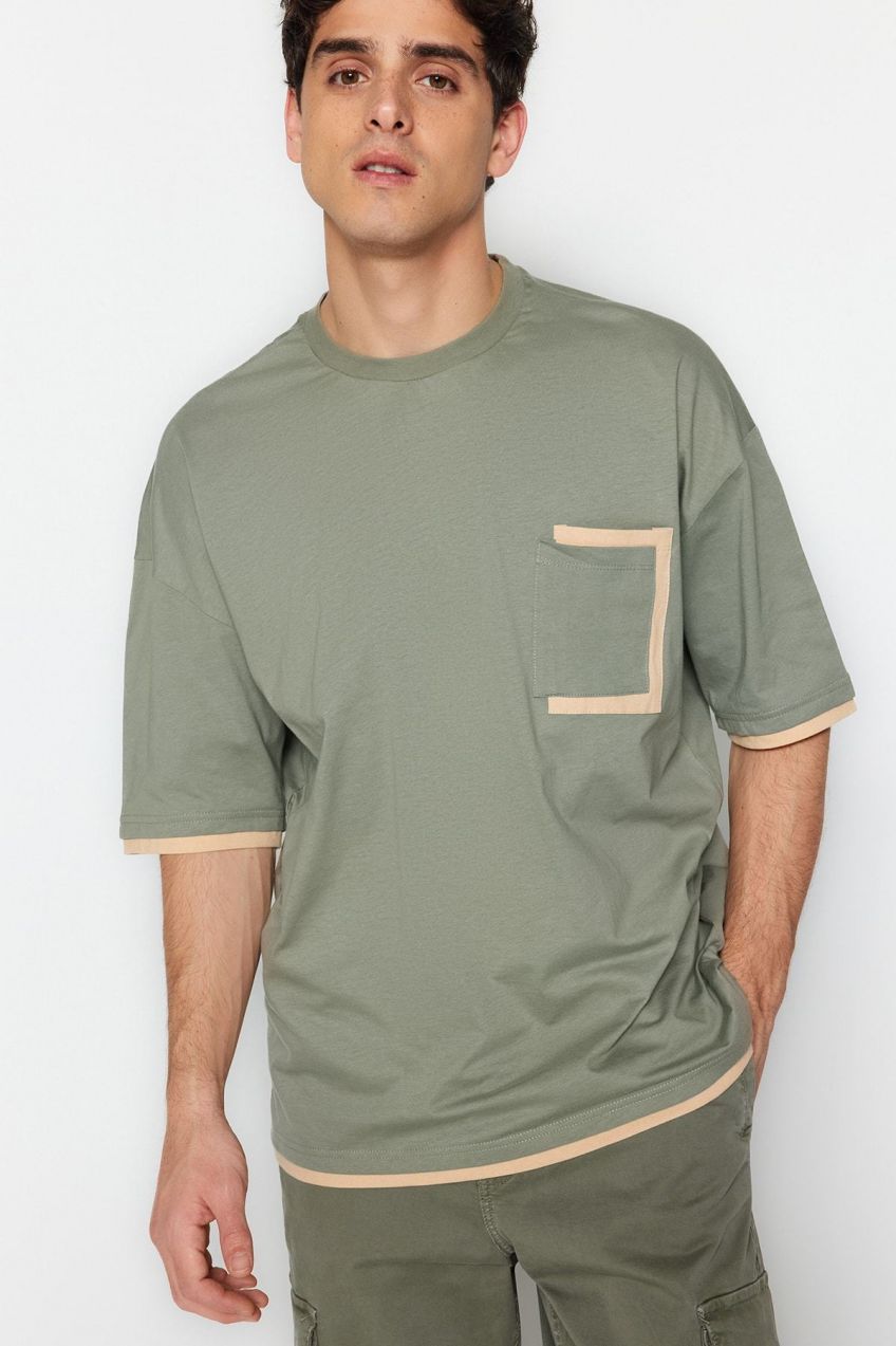 Trendyol Khaki pánske oversize/wide cut crew tričko s kontrastným výstrihom.