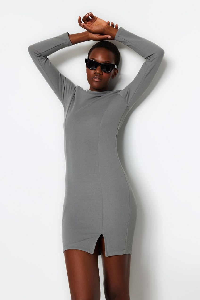 Trendyol Gray Smart textúrované krepové vypasované Crew Neck Mini flexibilné pletené šaty