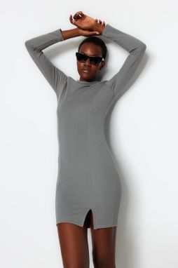 Trendyol Gray Smart textúrované krepové vypasované Crew Neck Mini flexibilné pletené šaty