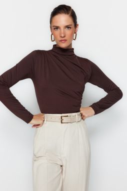 Trendyol Brown zhromaždil detailnú elastickú pletenú kombinézu s vysokým výstrihom