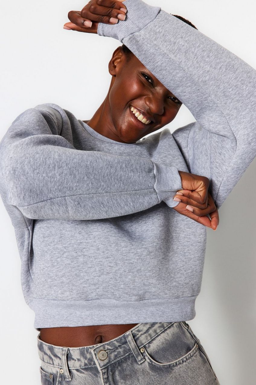 Trendyol Grey Relaxed Fit Crop Basic Crew Neck hrubá fleecová pletená mikina