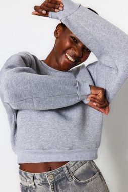 Trendyol Grey Relaxed Fit Crop Basic Crew Neck hrubá fleecová pletená mikina