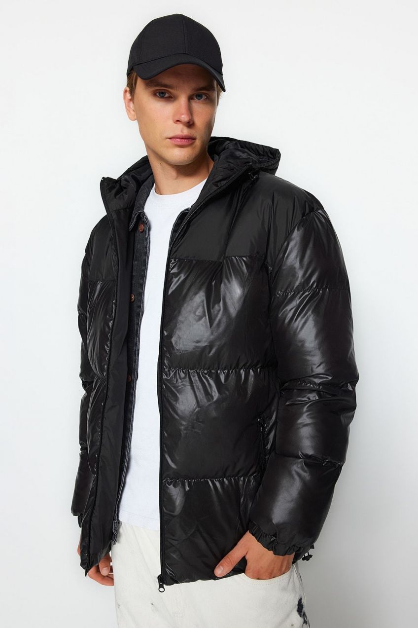 Trendyol Black pánsky Regular Fit látkový blok odolný voči vode a vetru odolný nafúknutý zimný kabát.