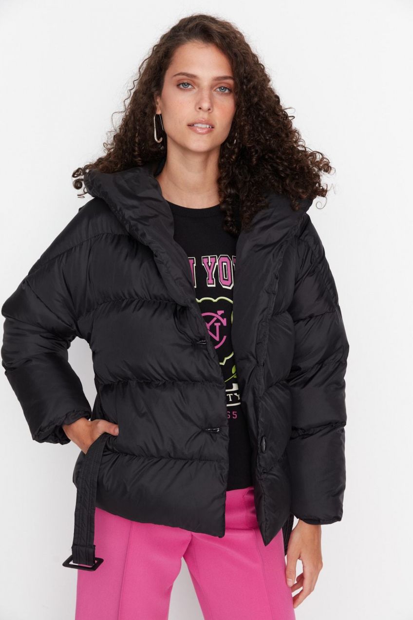 Trendyol čierny oversized pásový nafúknutý kabát s kapucňou