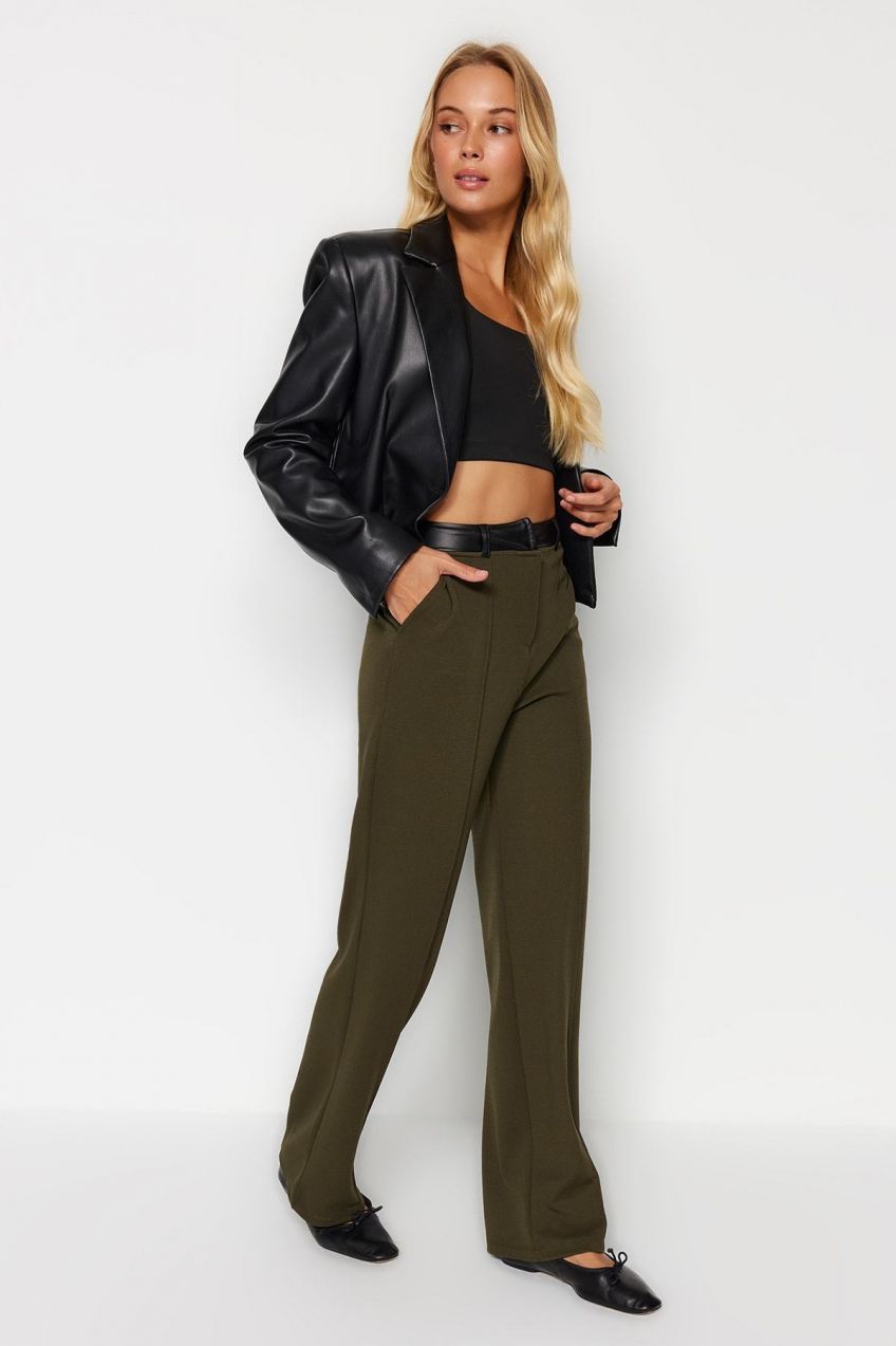 Trendyol khaki pás s detailom z imitácie kože, textúrovaná látka vysoký pás, pletené nohavice rovného strihu