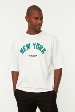 Trendyol pánske oversize/wide cut crew tričko s krátkym rukávom s mestskou potlačou. 100% bavlna.