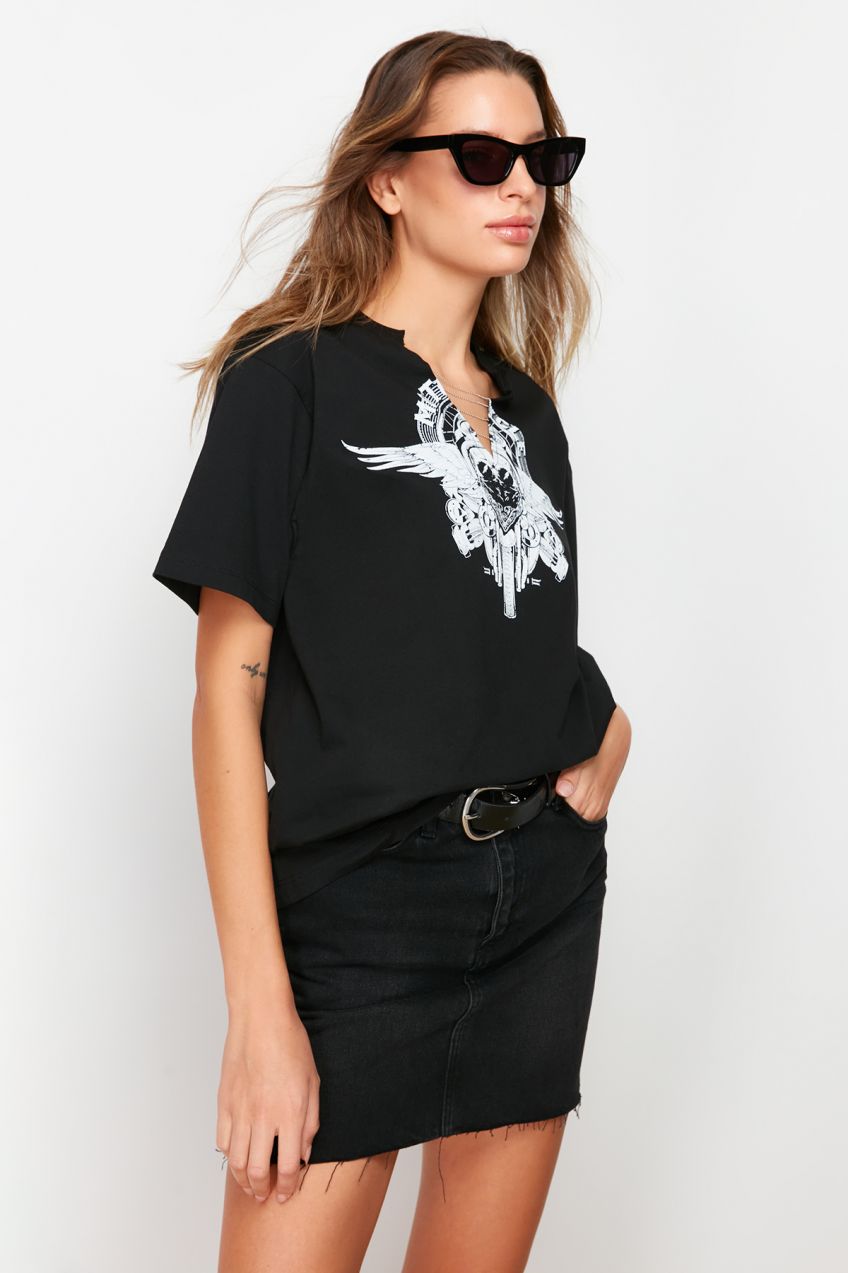 Trendyol Black 100% Cotton Printed Chain Detailed Boyfriend V-Neck Knitted T-Shirt