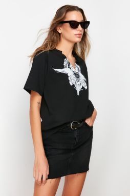 Trendyol Black 100% Cotton Printed Chain Detailed Boyfriend V-Neck Knitted T-Shirt