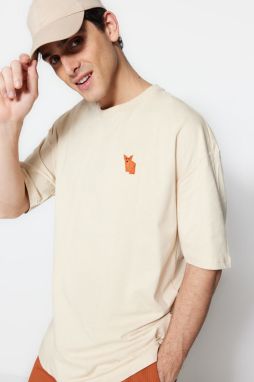 Trendyol béžové pánske oversize/wide cut crew výstrih s krátkym rukávom líška vyšívané tričko zo 100% bavlny.