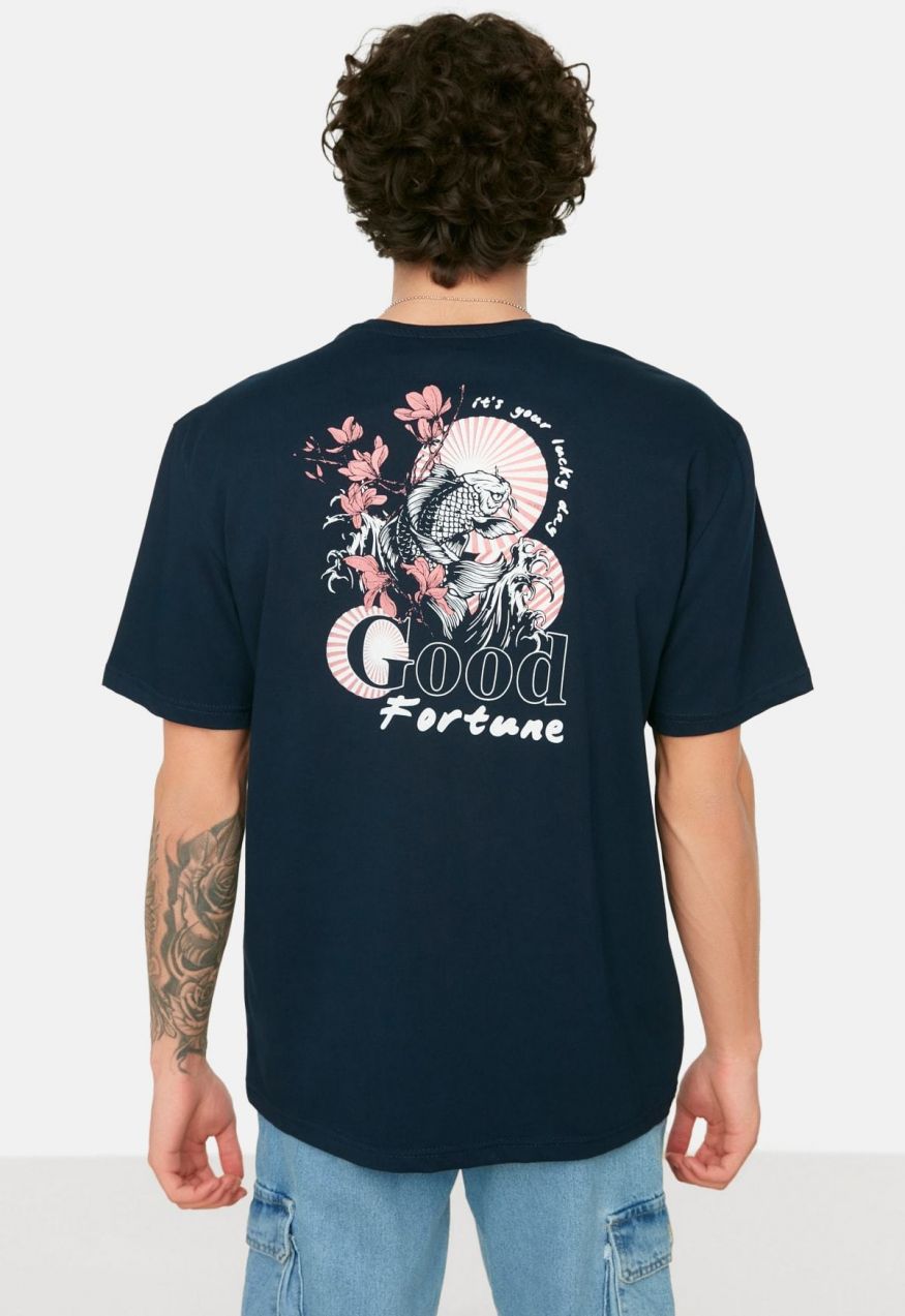 Trendyol Navy Blue pánsky uvoľnený/pohodlný strih, krátky rukáv, tričko so 100% bavlnenou potlačou Ďaleký východ
