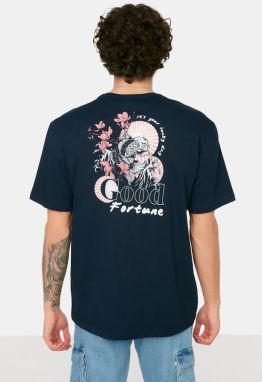 Trendyol Navy Blue pánsky uvoľnený/pohodlný strih, krátky rukáv, tričko so 100% bavlnenou potlačou Ďaleký východ
