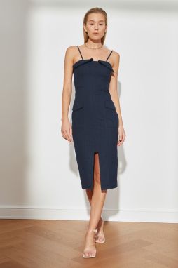 Trendyol Navy modré vreckové a rozparkové detailné šaty