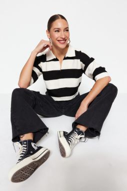 Trendyol čierny crop polo golier základný pruhovaný pletený sveter