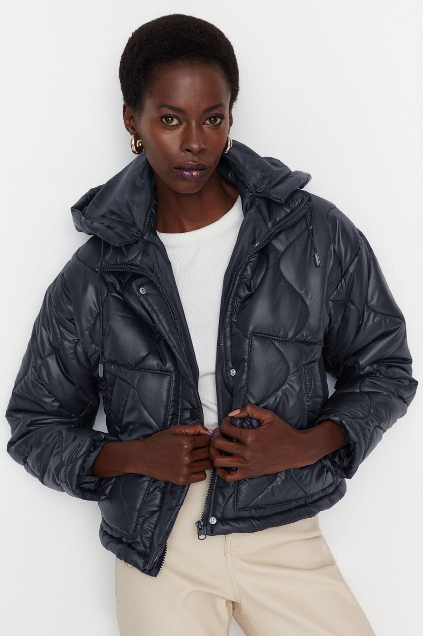 Trendyol čierny oversized prešívaný kabát s kapucňou