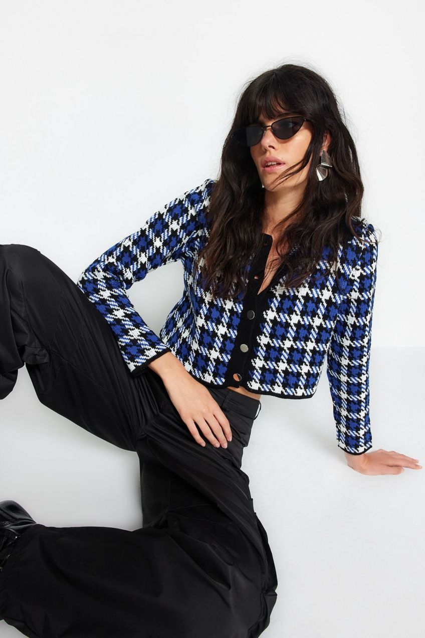 Trendyol Black Super Crop vzorovaný pletený kardigán