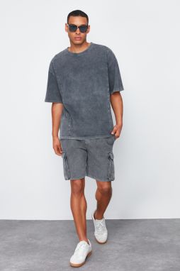 Trendyol antracitové oversize/široké tričko zo 100% bavlny s detailom šitia a vyblednutým efektom