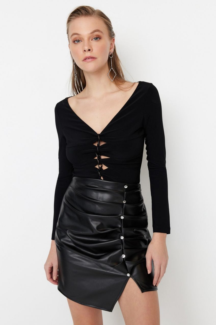 Trendyol čierne body s detailmi výrezov