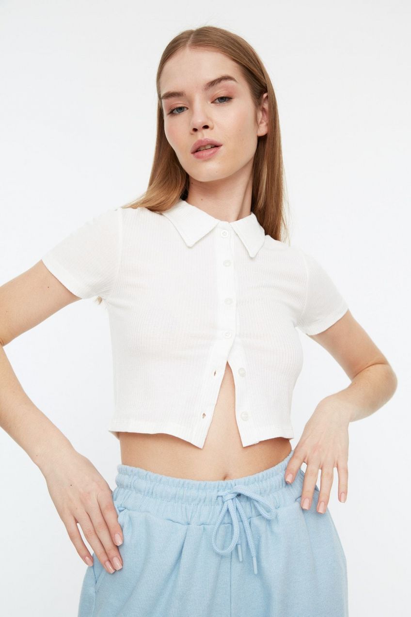 Biela rebrovaná slim fit pletená blúzka s golierom značky Trendyol