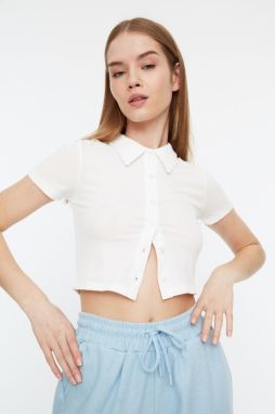 Biela rebrovaná slim fit pletená blúzka s golierom značky Trendyol