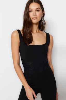 Trendyol čierny tylom zdobený priliehavý crop top s hranatým výstrihom a pleteným krepovým bustierom